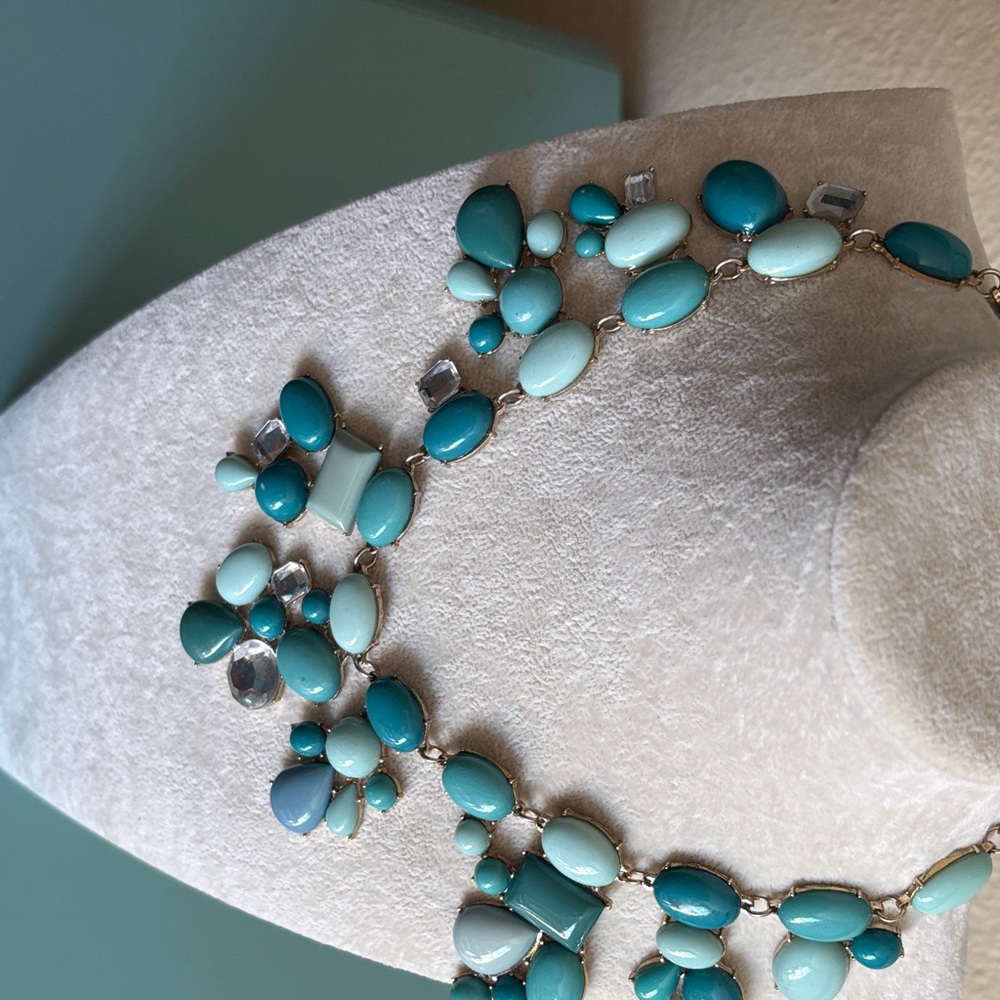 Charming Charlie Teal Aqua Statement Bib Necklace Gold Tone Crystal π - Picture 3 of 7
